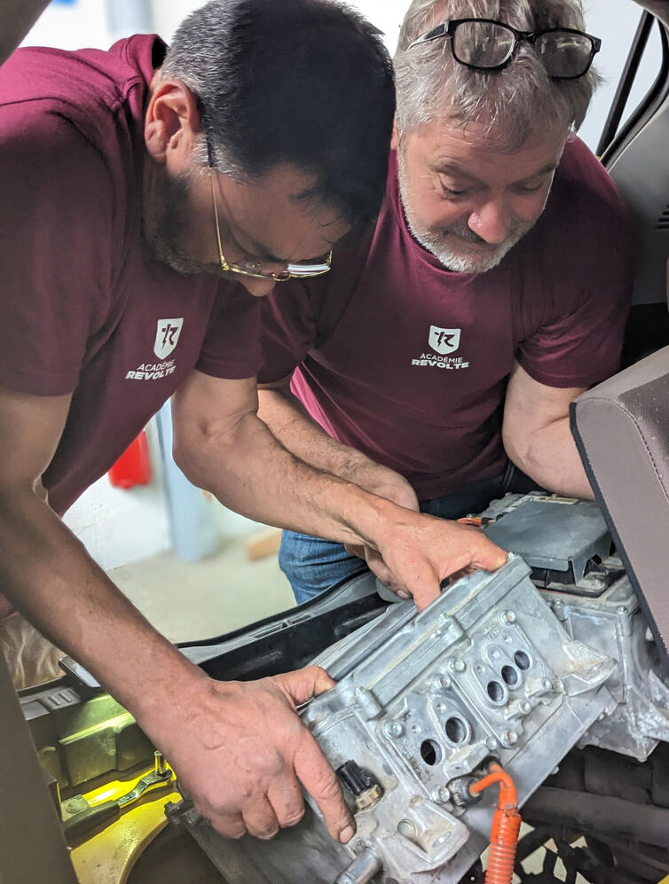 Peugeot Ion en panne dans un garage